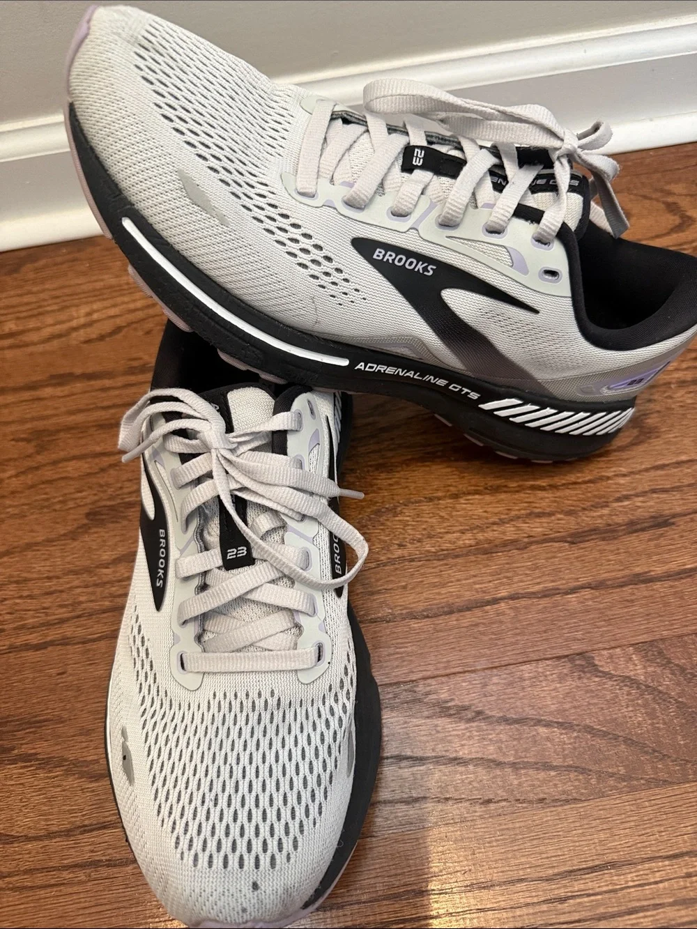 🏃🏼‍♀️ Brooks Running Shoes in Light Gray and Black with Purple Accents
